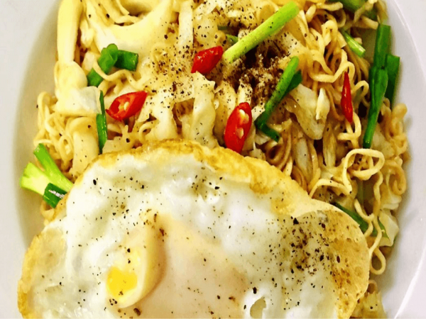Mì xào trứng